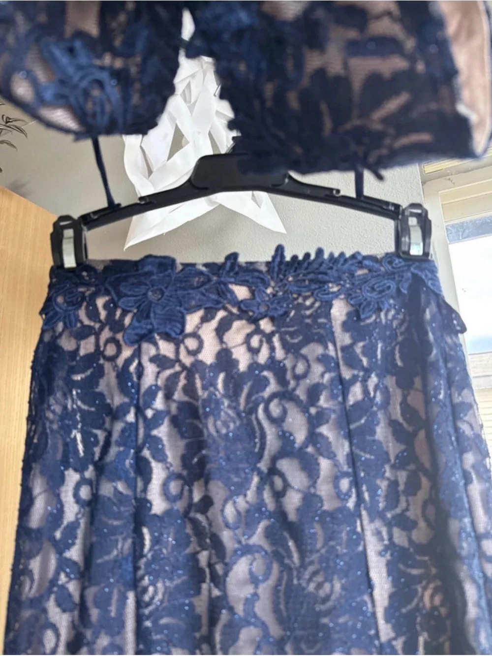 Knitted flowers around the Navy Floral Off-Shoulder Crop with skirt dress size 1